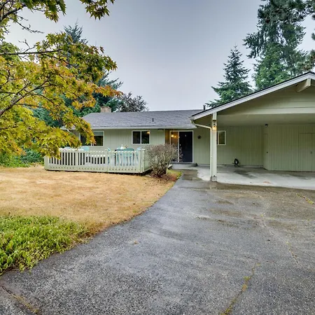 Expansive Lake Forest Park Home With Private Deck!